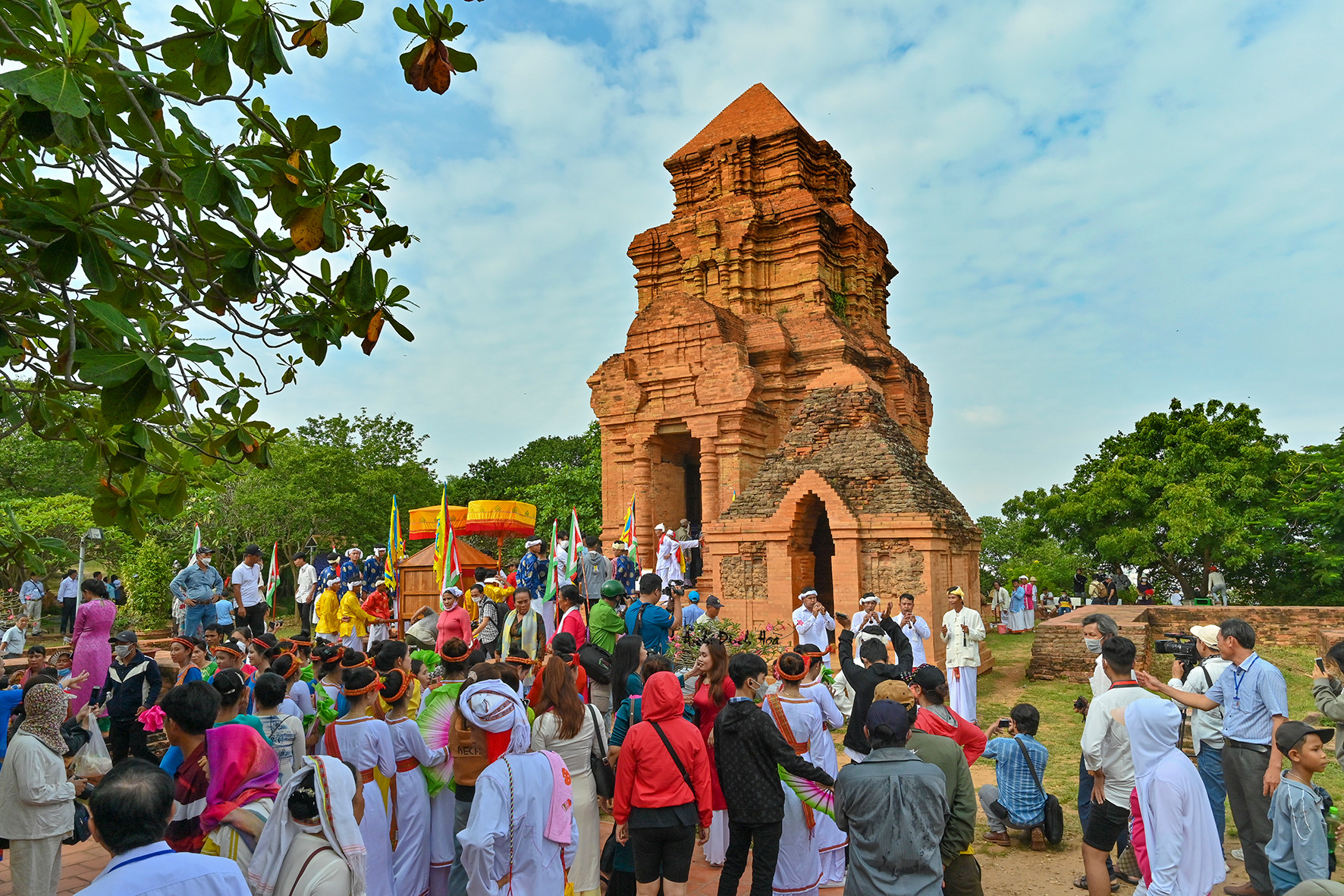 Tháp Pô Sah Inư is one of the most significant historical and architectural landmarks of the Chăm people, Vietnam.