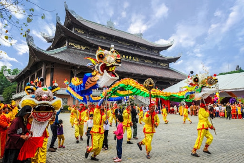 Lễ hội chùa Bái Đính – ngôi chùa lớn nhất Đông Nam Á, nơi diễn ra các hoạt động văn hóa tâm linh đặc sắc.